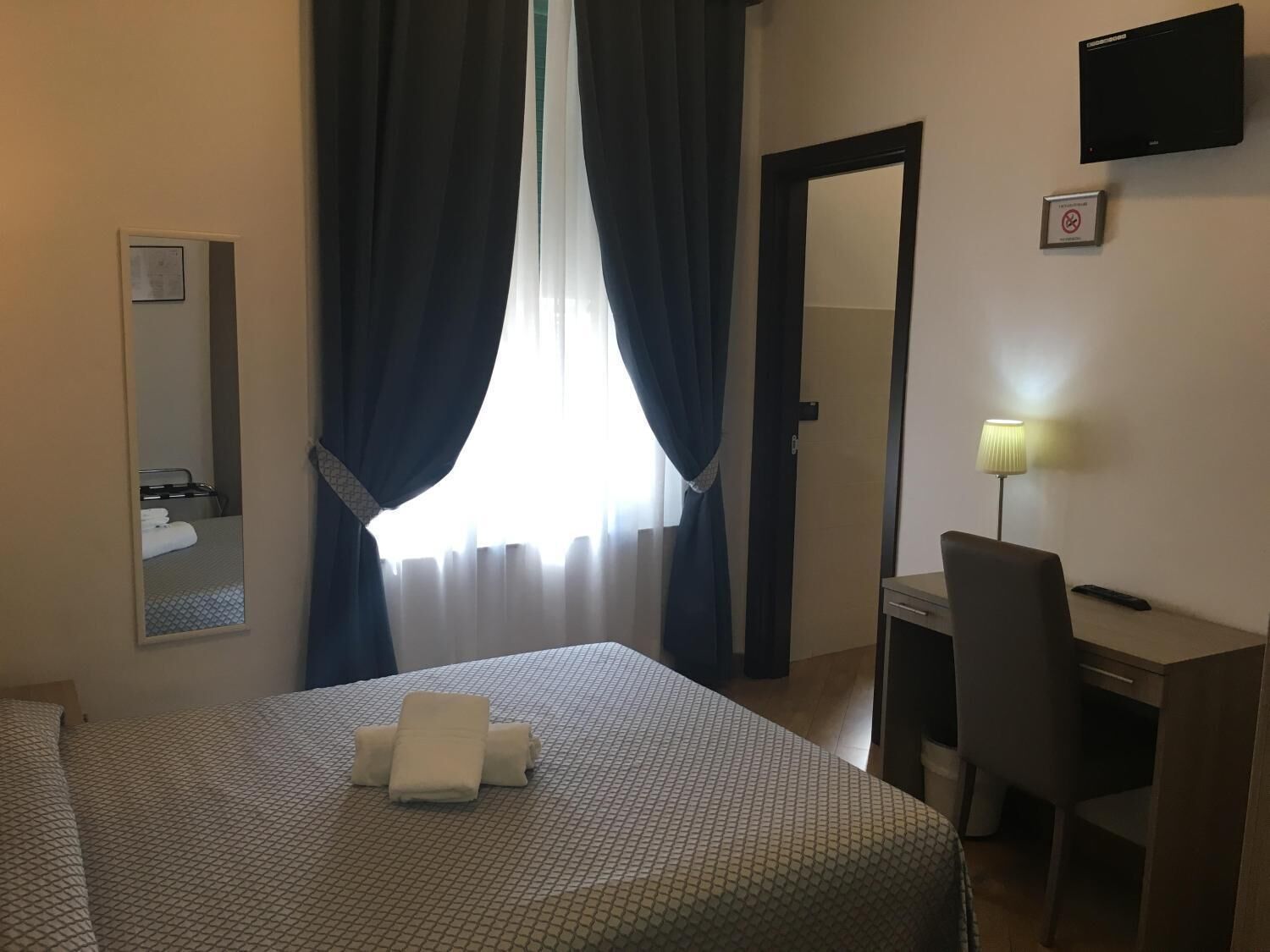 desk, free wifi, bed sheets