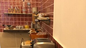 Un bufé de desayuno con diversos alimentos y utensilios.