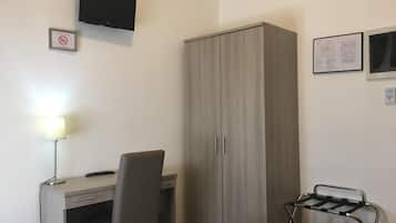 Una scrivania, Wi-Fi gratuito, lenzuola