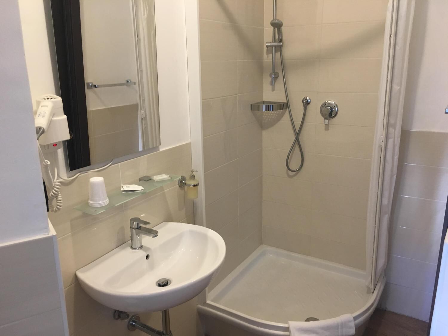 shower, free toiletries, hair dryer, bidet