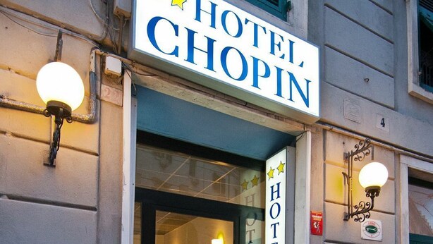Entrada de un hotel con un cartel que dice "HOTEL CHOPIN".