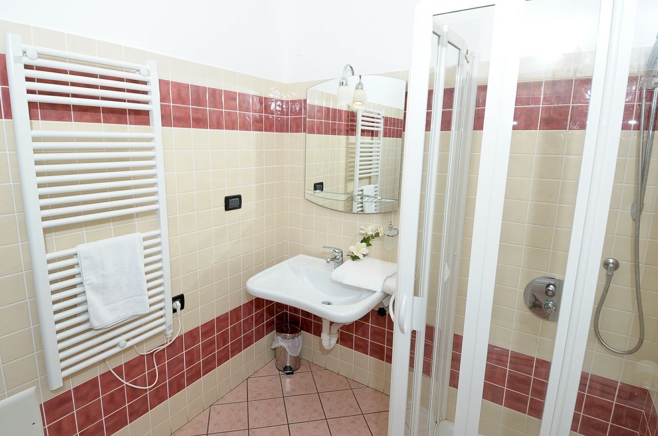 shower, free toiletries, hair dryer, bidet