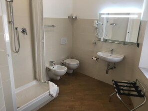 Shower, free toiletries, hair dryer, bidet - Hotel Chopin (Genoa)