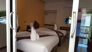 Twin Room | Desk, blackout curtains, free WiFi