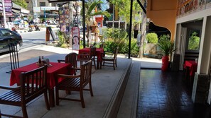 Phục vụ bữa sáng, bữa trưa, bữa tối, món Thái 