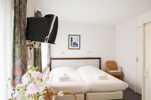 Triple Room | Desk, cots/infant beds, free WiFi - Hotel Bergen (Bergen)