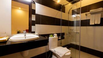 Superior tweepersoonskamer | Badkamer | Een douche, gratis toiletartikelen, badjassen, een bidet