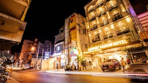 Un hotel con varios pisos, balcones y un cartel que dice Airport Saigon Hotel.