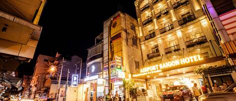 Un hotel con varios pisos, balcones y un cartel que dice Airport Saigon Hotel.