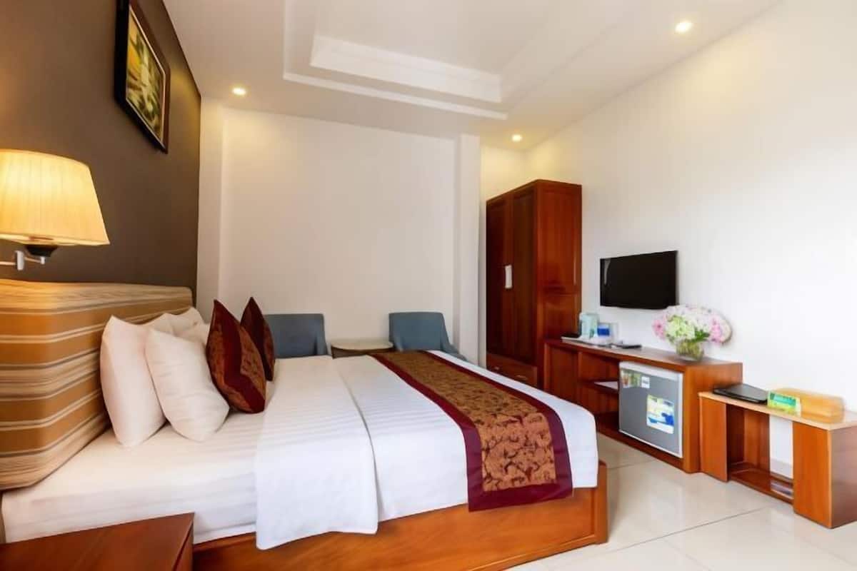 Minibar, desk, soundproofing, rollaway beds