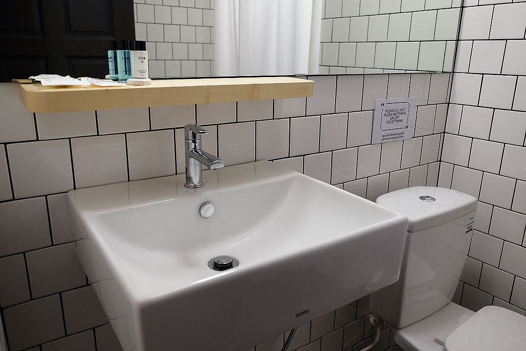 shower, free toiletries, towels