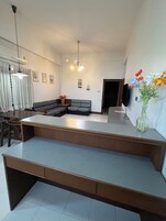 Escritorio, sistema de insonorización y wifi gratis 