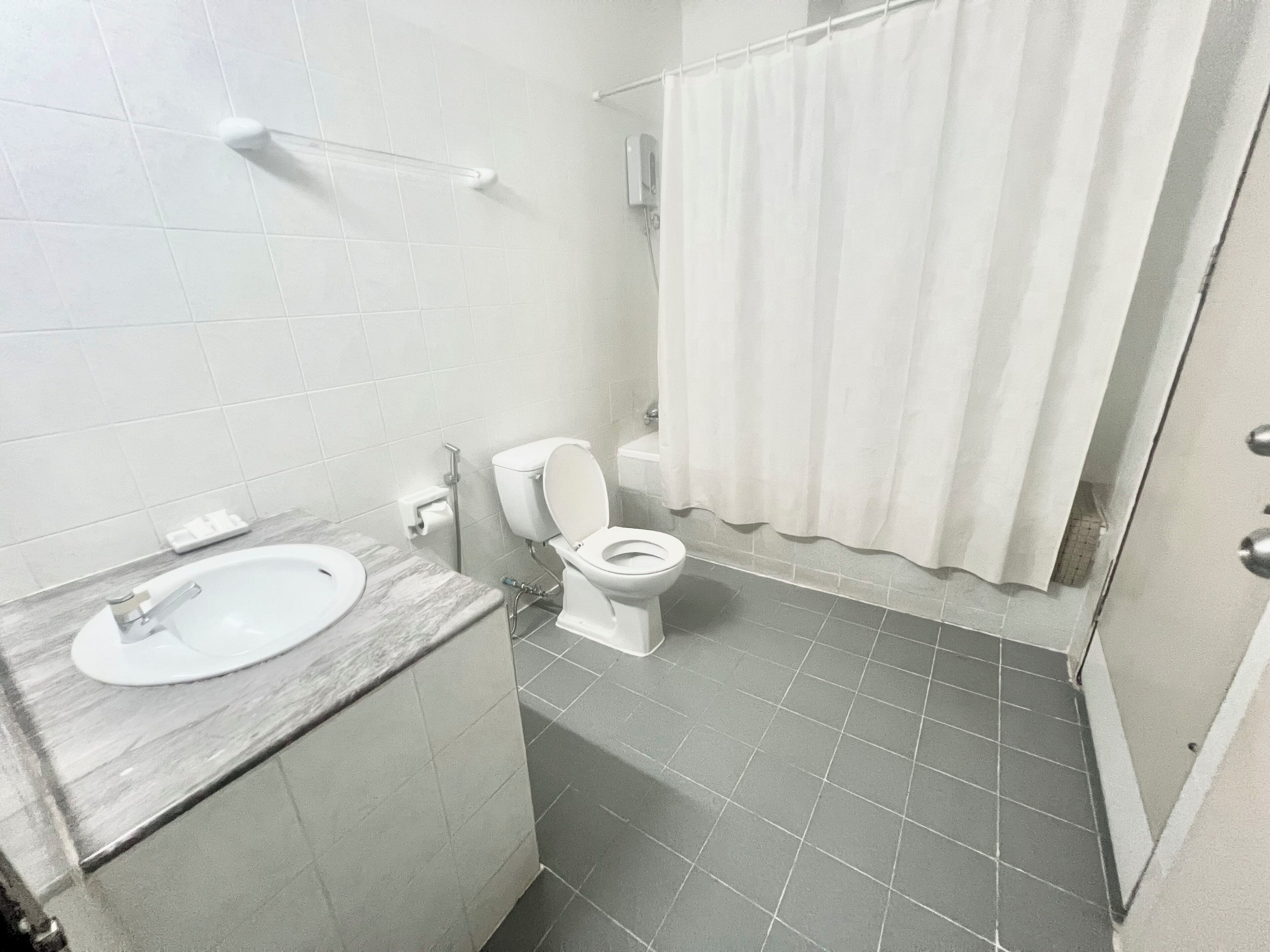Kombinasi shower/bathtub, bathtub besar,  dan perlengkapan mandi gratis
