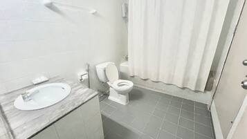 Kombinasi shower/bathtub, bathtub besar,  dan perlengkapan mandi gratis