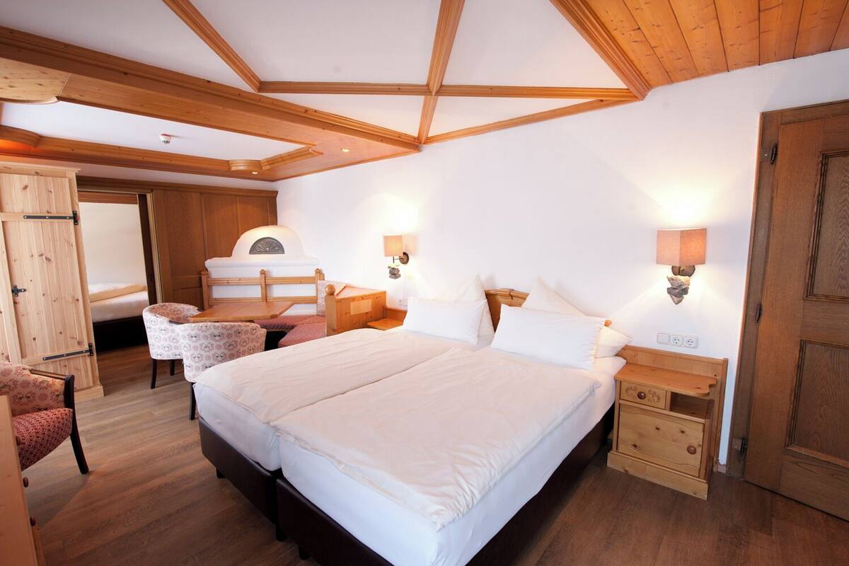 Driepersoonskamer | Luxe beddengoed, een kluis op de kamer, een bureau, geluiddichte muren