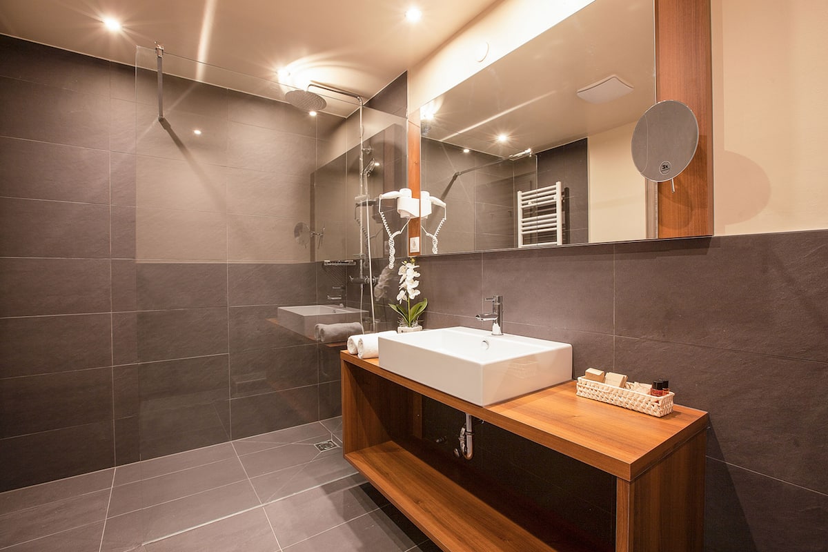 superior double room, balcony, mountain view | bathroom shower