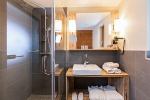Habitación Premium doble, 1 cama doble, balcón | Baño | Bañera y ducha independientes y bañera profunda