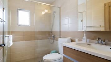 House, 4 Bedrooms | Bathroom | Separate tub and shower, deep soaking tub, free toiletries, hair dryer