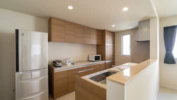 House, 4 Bedrooms | Private kitchen | Full-size fridge, microwave, stovetop, rice cooker