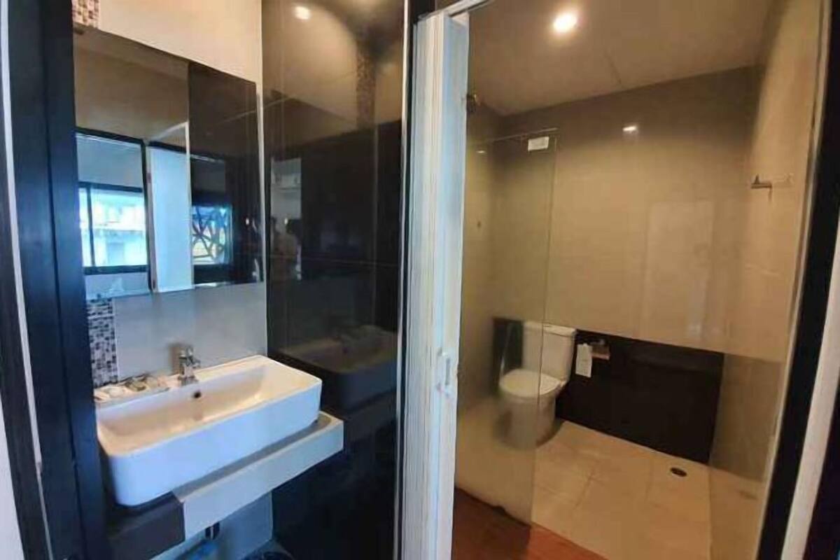 Rainfall showerhead, free toiletries, towels