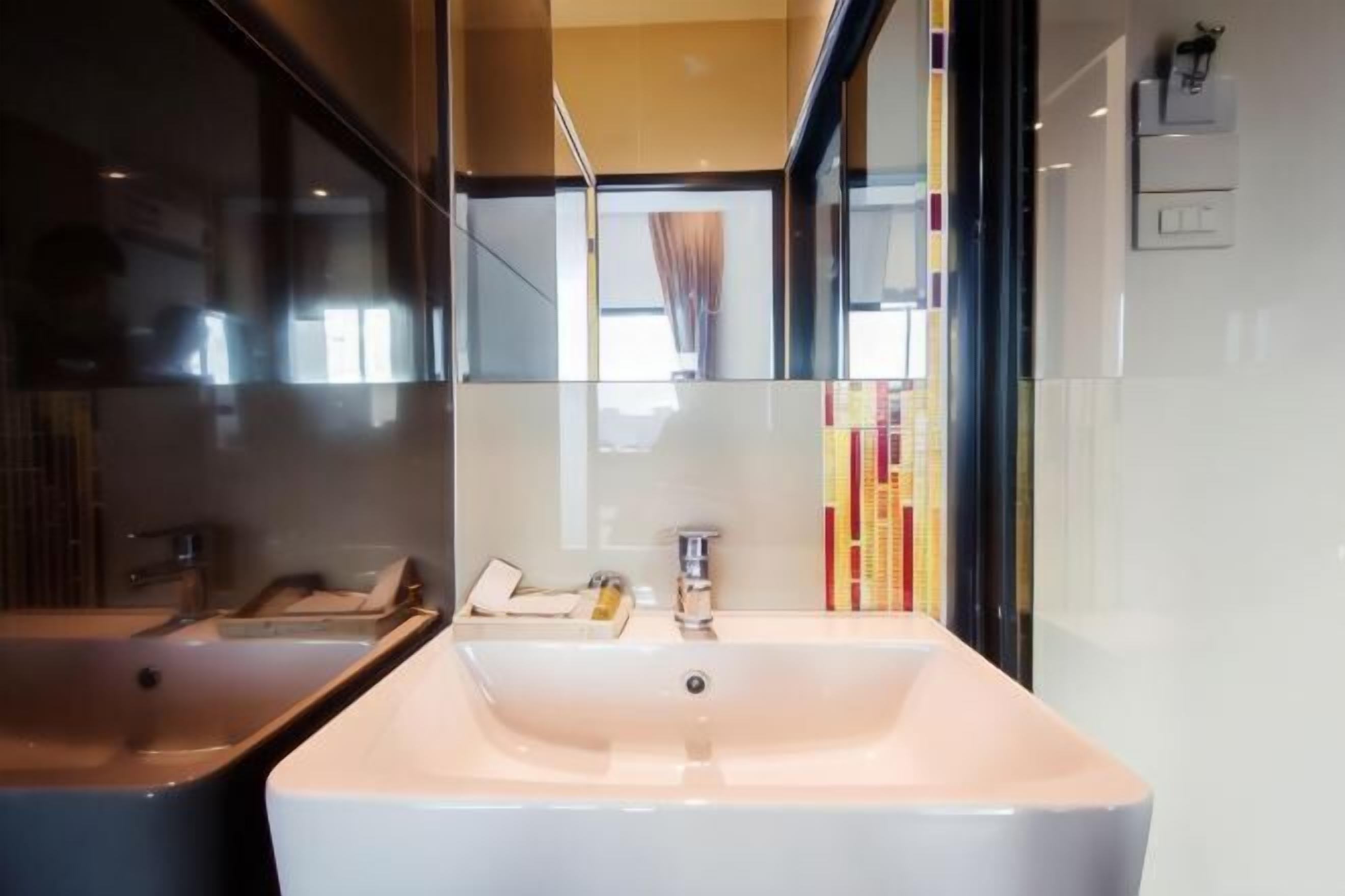 Bathroom | Rainfall showerhead, free toiletries, towels