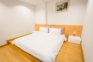Een minibar, een bureau, verduisterende gordijnen, extra bedden