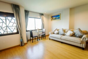 Deluxe Room | Living area