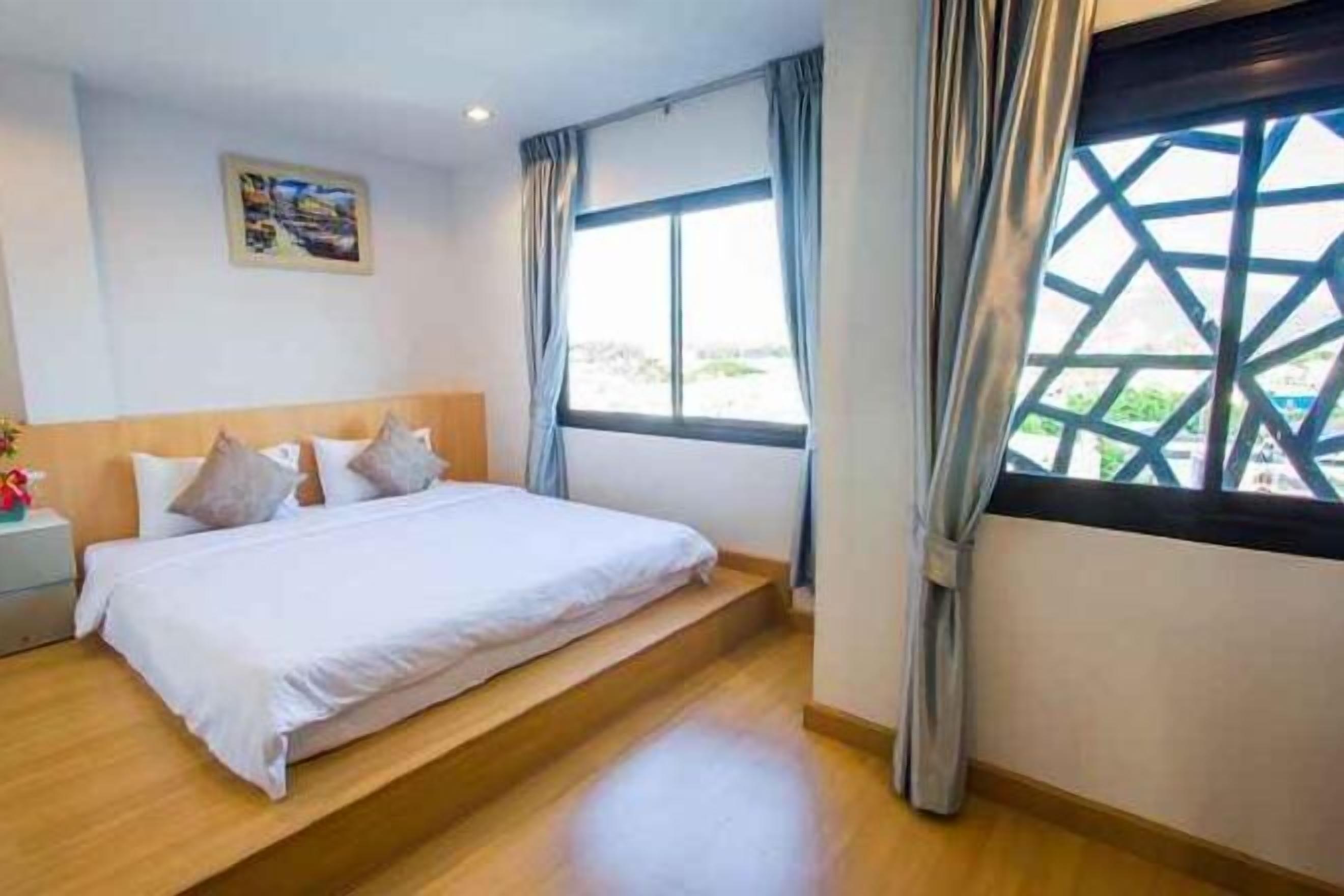 Een minibar, een bureau, verduisterende gordijnen, extra bedden