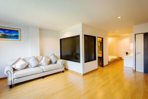 Deluxe Room | ๊ฑฐ์ค | ์ผ์ด๋ธ ์ฑ๋ ์์ฒญ์ด ๊ฐ๋ฅํ 32์ธ์น LCD TV, TV