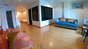 32-inch LCD TV with cable channels, TV