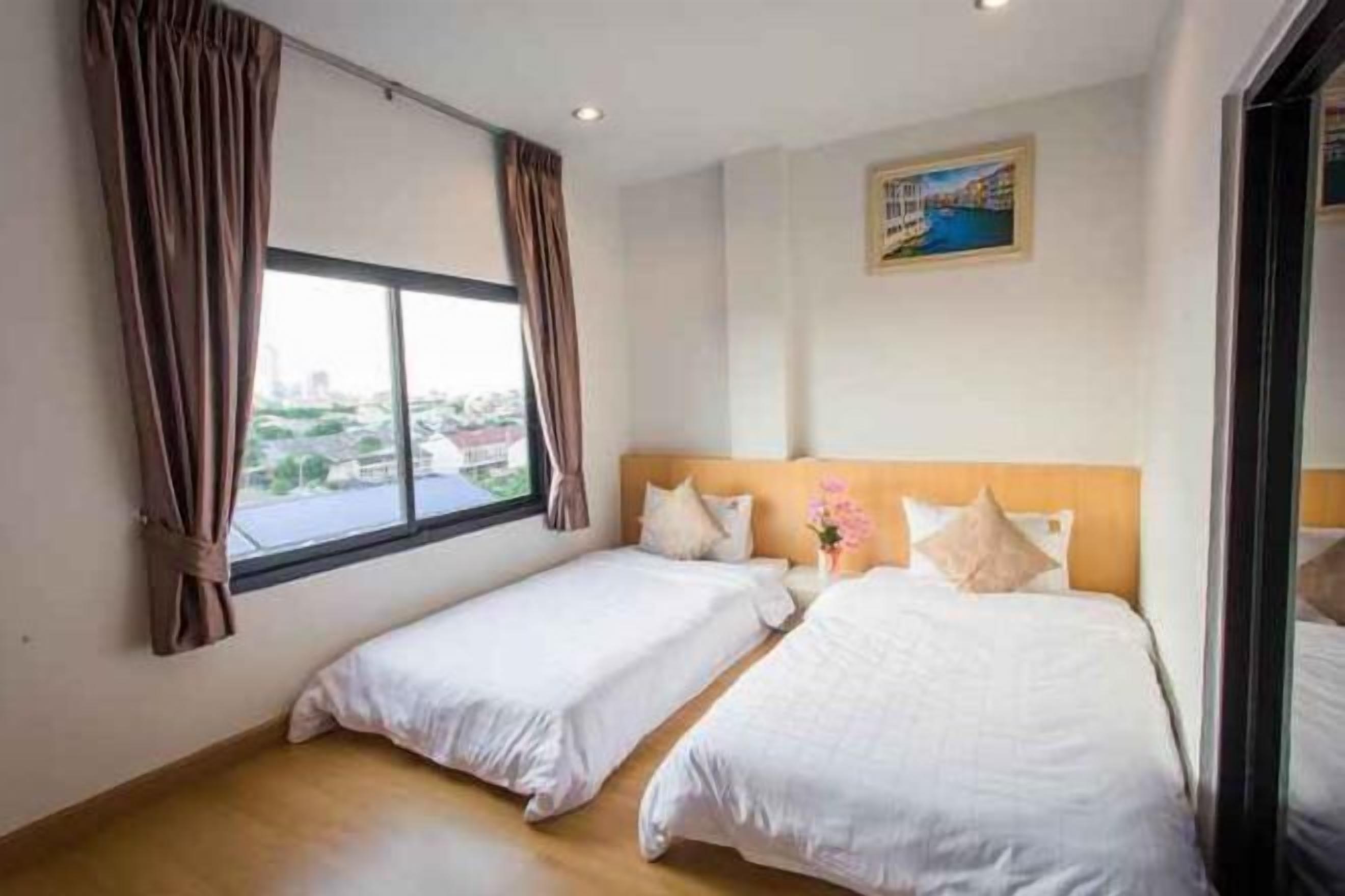 Minibar, escritorio, cortinas opacas y camas supletorias