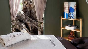 Couples treatment room(s), sauna, Turkish bath/hammam, body treatments