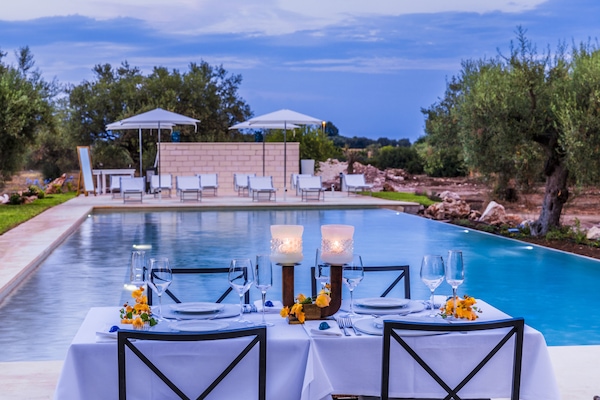 Piscine extérieure (ouverte en saison), parasols de plage