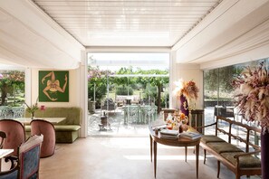 Lunch and dinner served, seafood