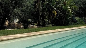 Außenpool (je nach Saison geöffnet), Sonnenschirme, Liegestühle