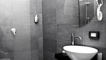 Doccia, set di cortesia gratuito, asciugacapelli, bidet