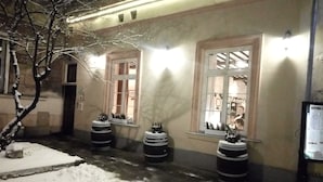 Een gebouw met grote ramen en een met sneeuw bedekte grond.