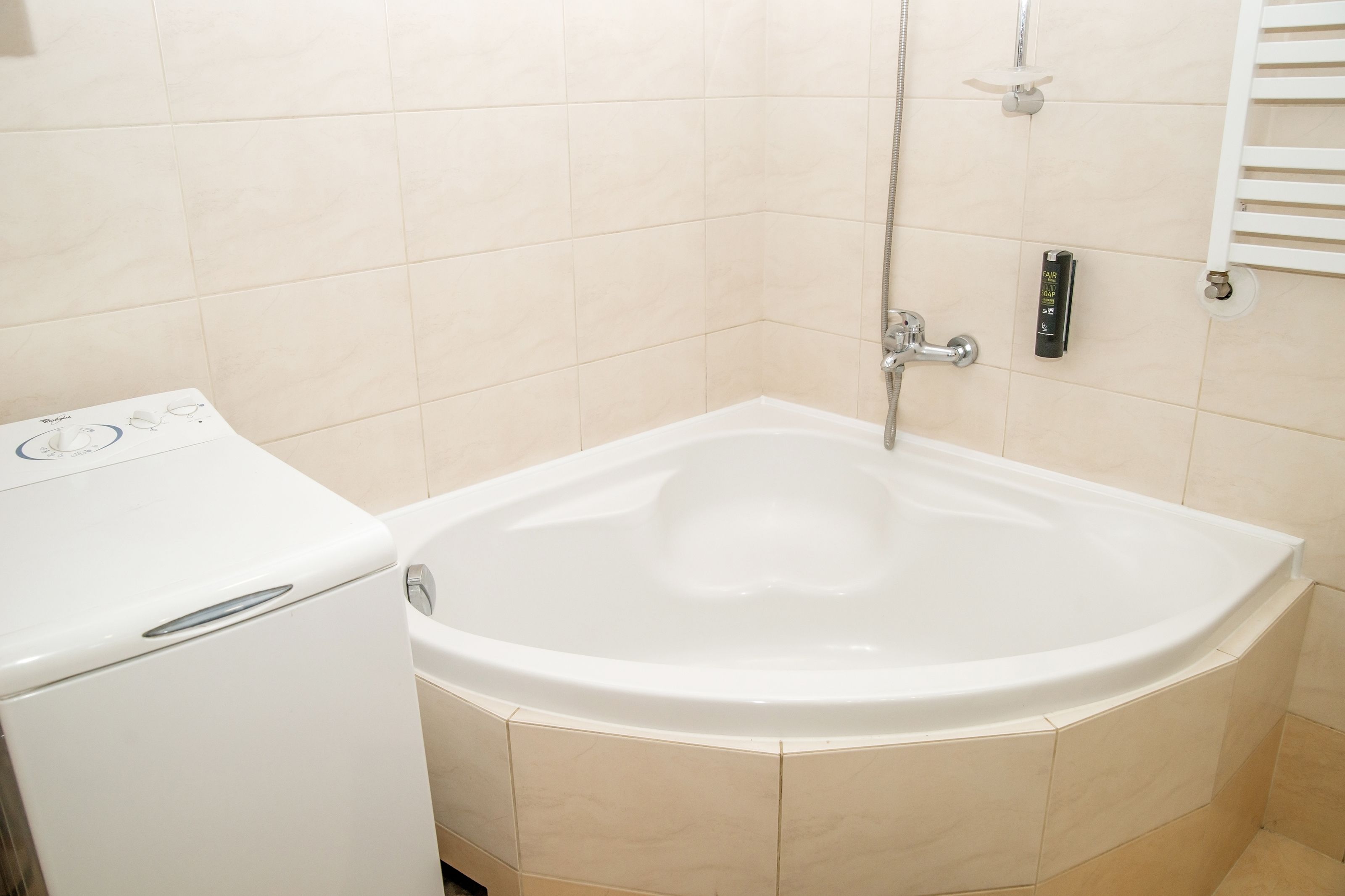 Un baño con bañera, inodoro y ducha.