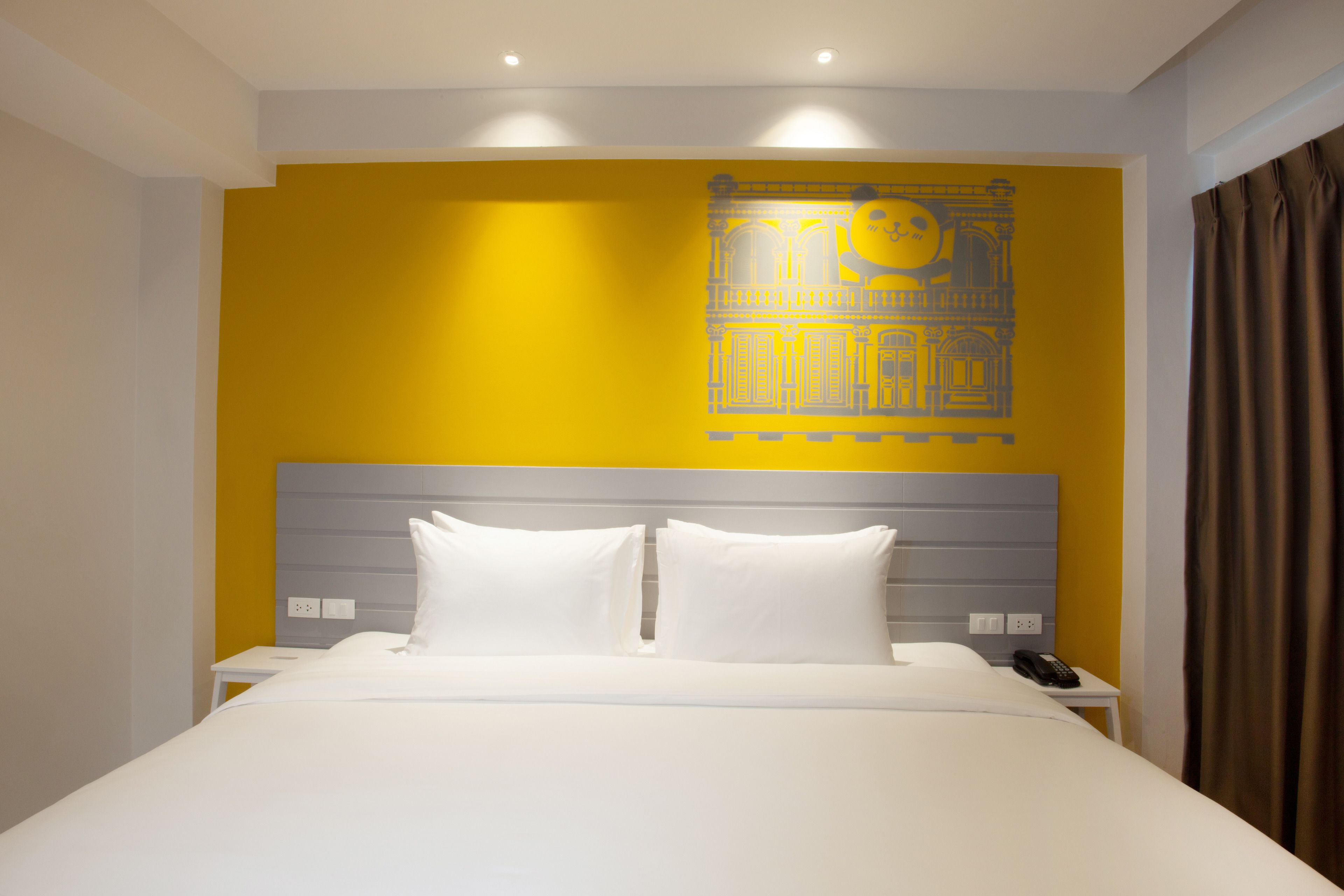 standard room, non smoking | in-room safe, desk, free wifi, bed sheets