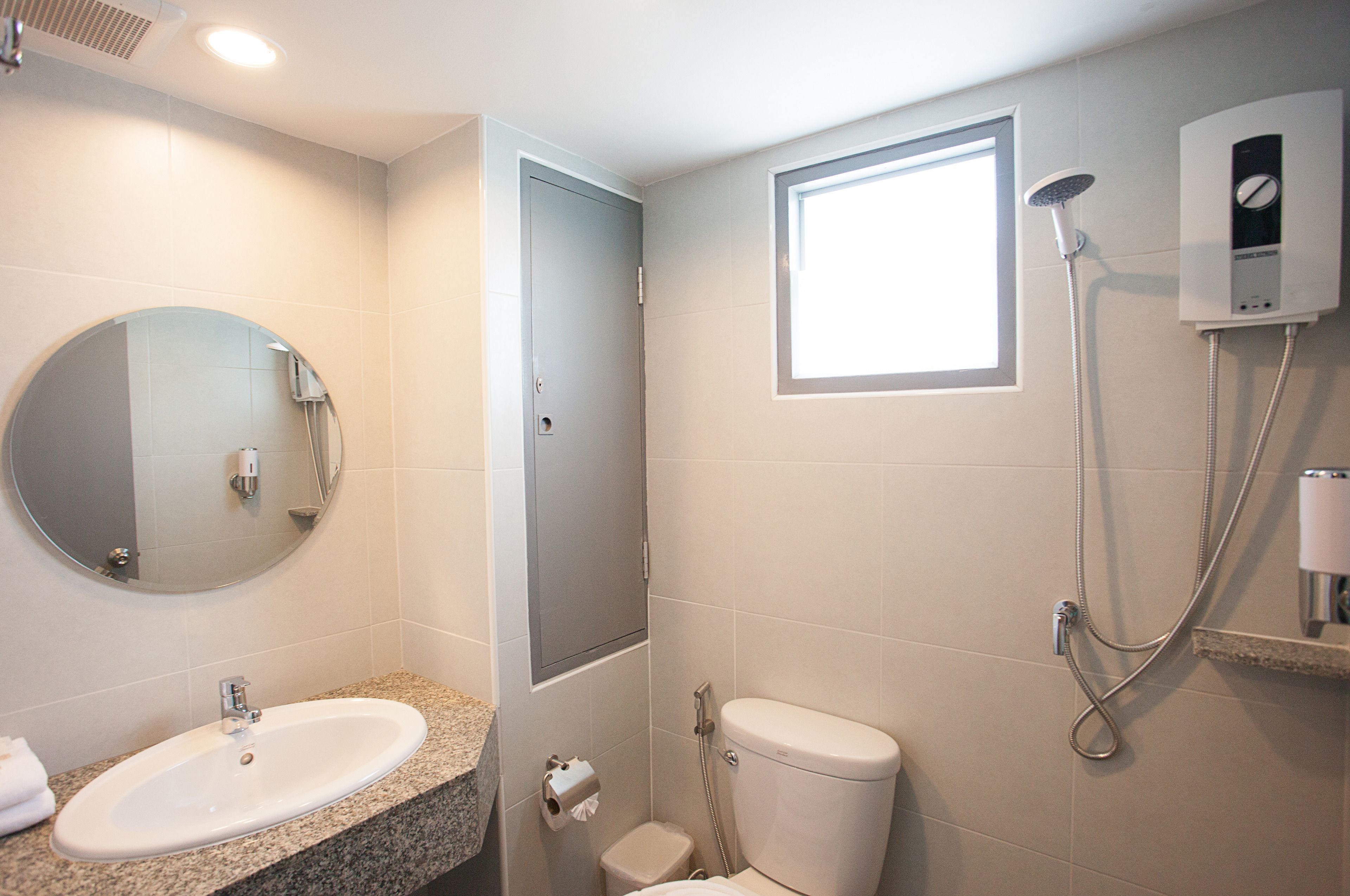 shower, free toiletries, towels