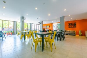 Café da manhã com buffet todos os dias (THB 100 por pessoa) 