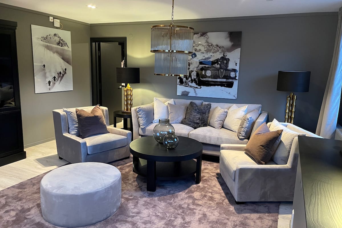 2 bedrooms, pillow-top beds, desk, cots/infant beds