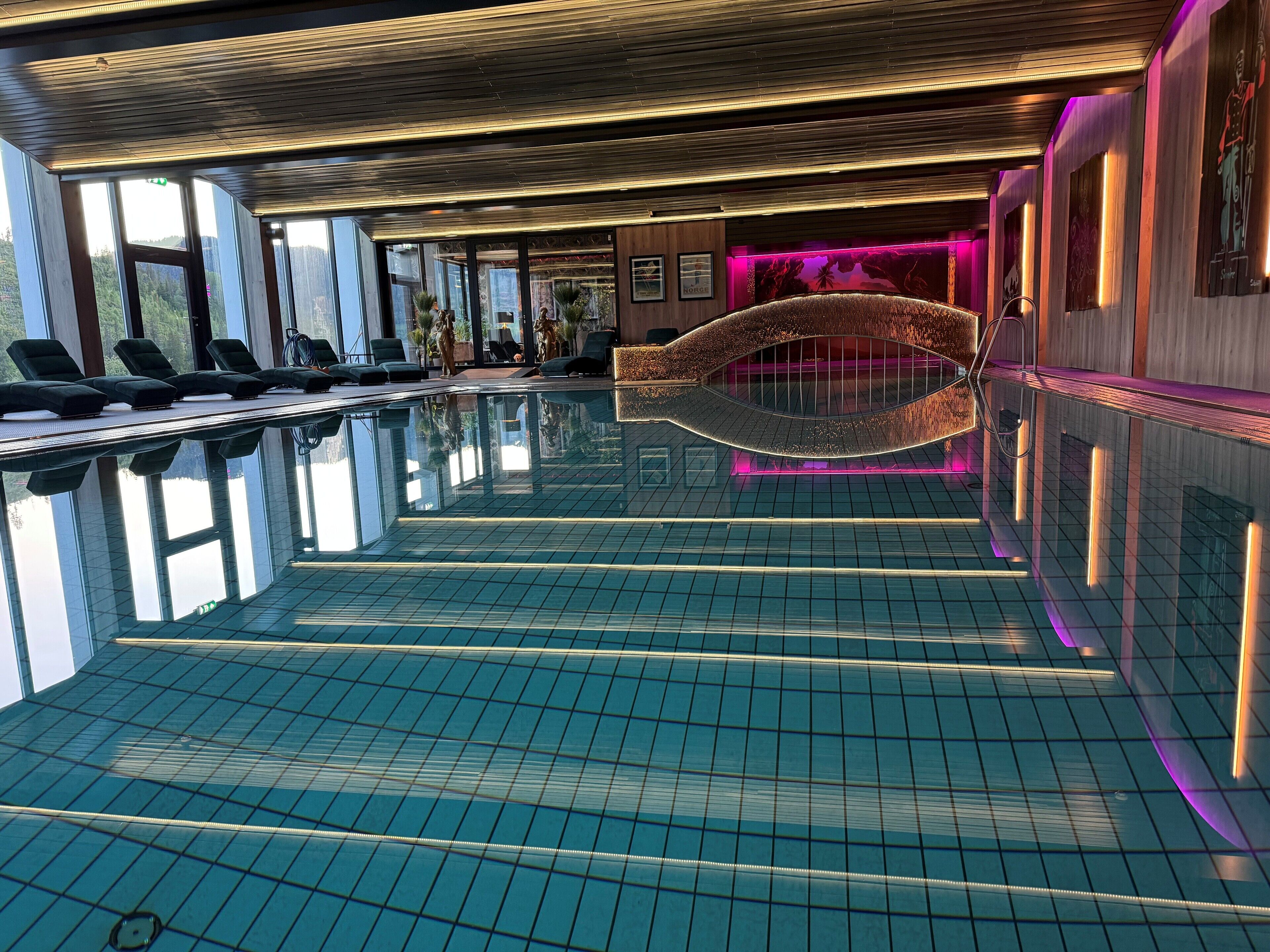 Indendørs pool, åben fra kl. 07.00 til kl. 21.00, liggestole