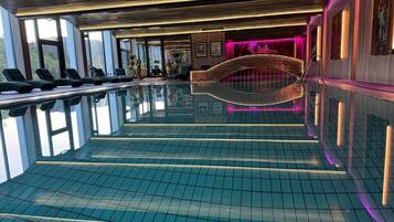Indendørs pool, åben fra kl. 07.00 til kl. 21.00, liggestole