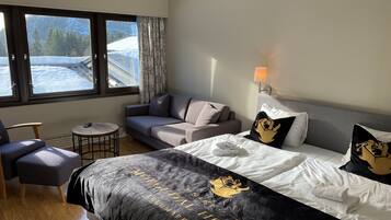 Familiekamer | Pillowtop-bedden, een bureau, babybedden (toeslag)