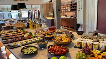 含每日吃到飽早餐