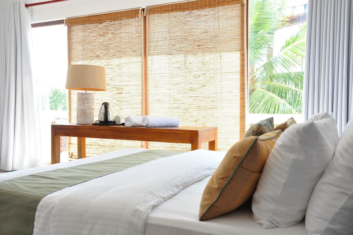 Hochwertige Bettwaren, Zimmersafe, Schreibtisch, Bügeleisen/Bügelbrett