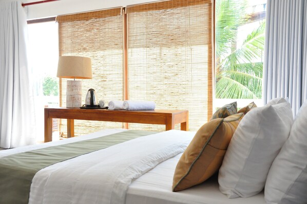 Ropa de cama de alta calidad y caja de seguridad en la habitación