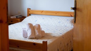 Una cama bien hecha con un colchón acolchado y un cabecero de madera.