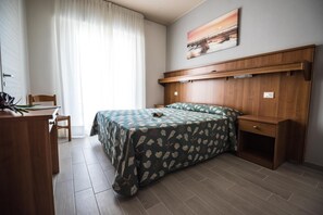 房內夾萬、書桌、免費 Wi-Fi